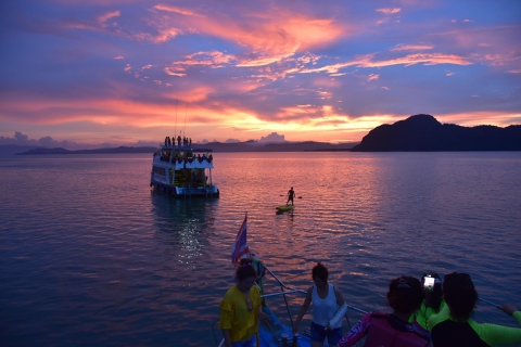 Phuket: Hong van Starlight met Sea Cave Kayak & Loi KrathongGroepsreis