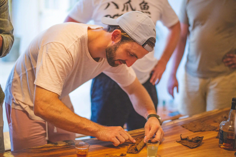 Cartagena: Cigar Rolling & Rum Tasting with Expert Guide