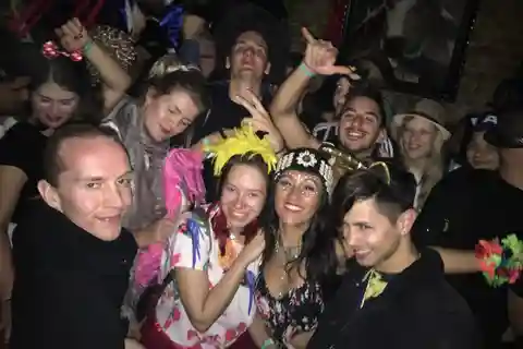 Tel Aviv: Pub Crawl with 4 Stops and Free Shots