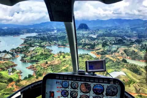 guatapé vuelo en helicóptero sobre la piedra del peñol