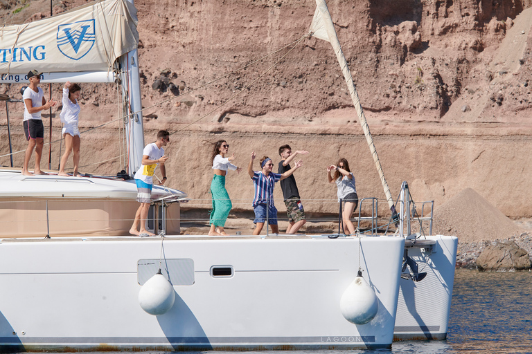 Crociera in catamarano Santorini Gold con snorkeling, barbecue e open bar