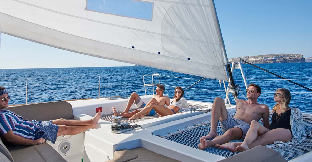 Santorini: Katamaran-Kreuzfahrt mit Mittagessen und offener Bar