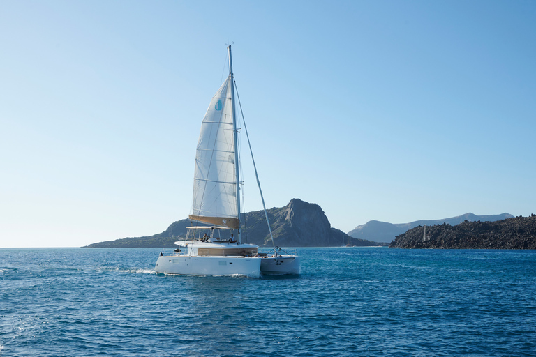 Santorin : croisière en catamaran avec repas et open barSantorin : croisière en catamaran avec déjeuner et open bar