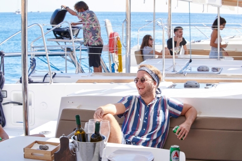 Santorini: catamarancruise met eten en open barSantorini: catamarancruise met lunch en open bar