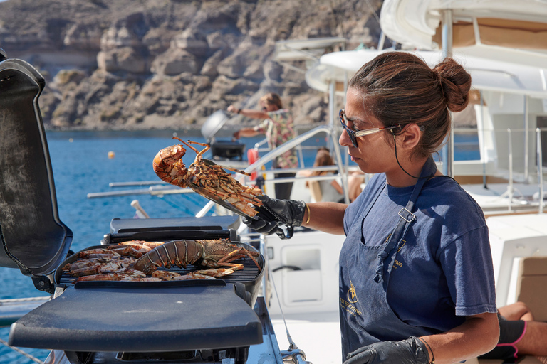 Santorini: Kryssning med platinakatamaran, BBQ-måltid och öppen barSantorini Platinum Sunset Tour med BBQ-Open Bar &amp; Transfer