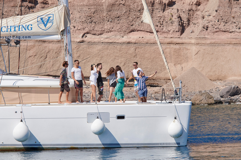 Santorin : croisière en catamaran avec repas et open barSantorin : croisière en catamaran avec déjeuner et open bar