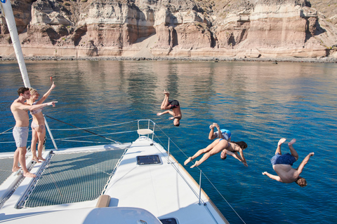 Santorin : croisière en catamaran avec repas et open barSantorin : croisière en catamaran avec déjeuner et open bar