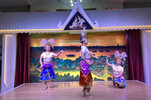 Calypso Cabaret en Asiatique: espectáculo de ladyboys en primera filaEspectáculo nocturno