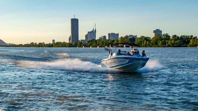 viena excursão turística a motorboat no canal do danúbio
