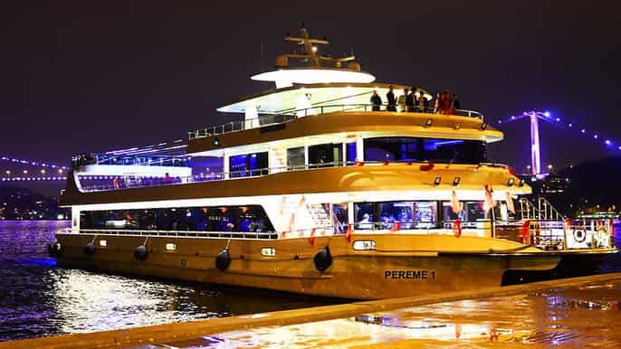 Estambul: crucero, música y cena en el Bósforo (mesa privada