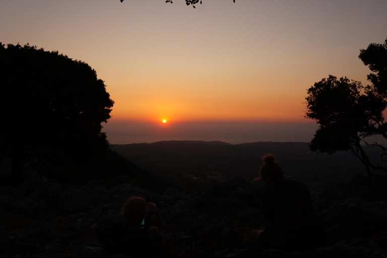 Rodos: Wycieczka o zachodzie słońca Profitis Ilias z przekąskamiWycieczka o zachodzie słońca z odbiorem i dowozem
