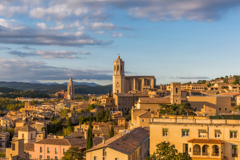 Depuis Barcelone : Visite guidée privée d&#039;une journée à Gérone et SitgesDepuis Barcelone : Visite d&#039;une jounée de Gérone et Sitges en privé