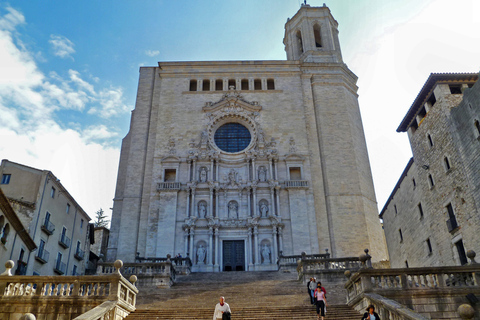 Depuis Barcelone : Visite guidée privée d&#039;une journée à Gérone et SitgesDepuis Barcelone : Visite d&#039;une jounée de Gérone et Sitges en privé