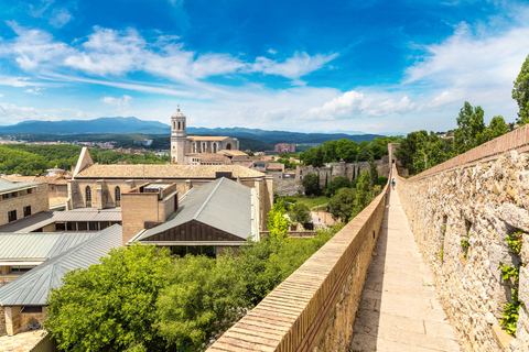 Depuis Barcelone : Visite guidée privée d&#039;une journée à Gérone et SitgesDepuis Barcelone : Visite d&#039;une jounée de Gérone et Sitges en privé