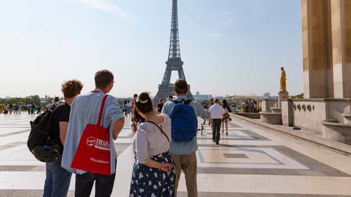paris vues cachées de la tour eiffel village de passy et vin