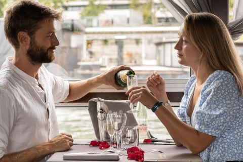 Paris: Dinner-Bootsfahrt auf der Seine am frühen AbendDinner-Bootsfahrt auf der Seine: Romantisches Upgrade
