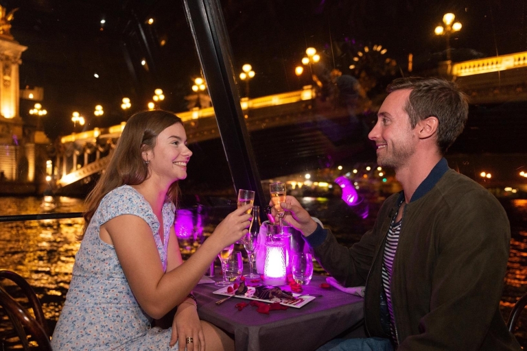 Torre Eiffel, cena, barco y champán en el Moulin RougeBarco con cena y copa de champán