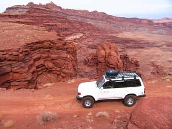 Von Moab: Ganztägige Canyonlands und Arches 4x4-Fahrradtour Von Moab: Ganztägige Canyonlands und Arches 4x4-Fahrradtour