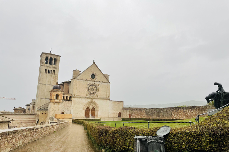 Assisi: Three Saints, St Carlo, Francis & Clare Walking Tour Spanish Tour