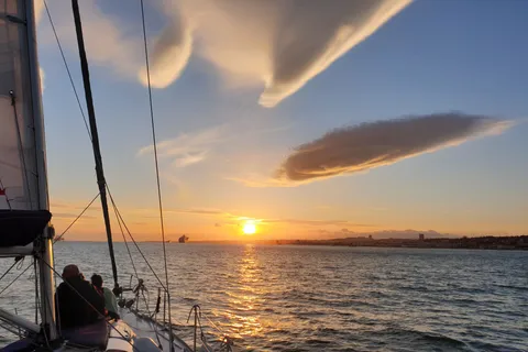 Lissabon: Tages-, Nachmittags- oder Sonnenuntergangs-Bootstour mit Wein