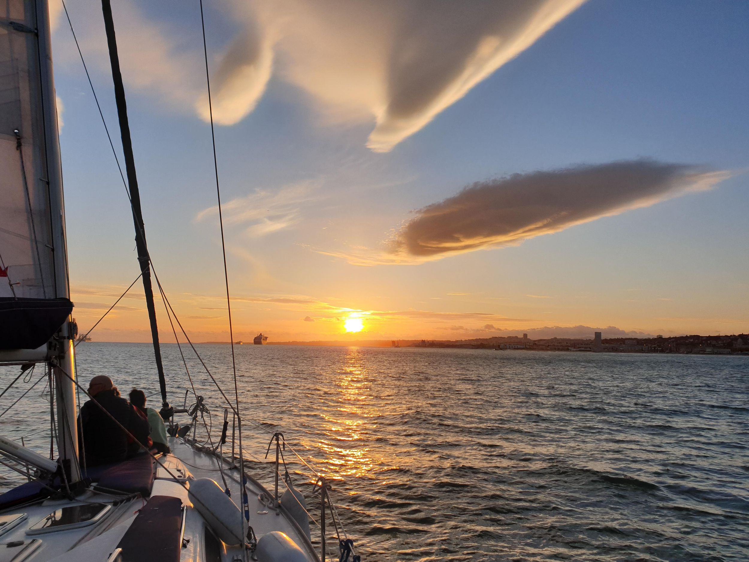 Lissabon: Tages- oder Sonnenuntergangs-Bootsfahrt mit Geschichte und Wein