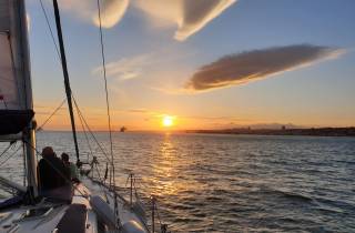 Lissabon: Tages-, Nachmittags- oder Sonnenuntergangs-Bootstour mit Wein