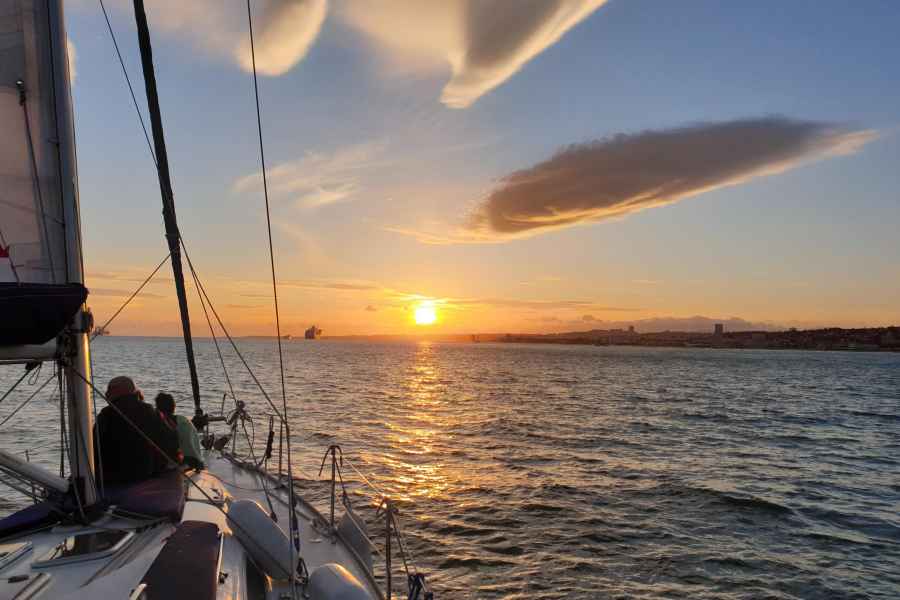 Lissabon: Bootstour bei Sonnenuntergang mit Wein