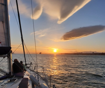 Lisbon: Day, Afternoon, or Sunset Boat Cruise with Wine