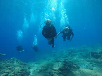 Oia: 2 guidade dyk vid Santorini för certifierade dykare