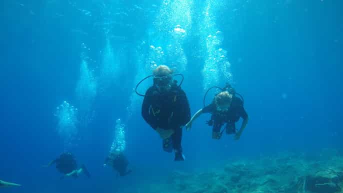 oia 2 guided scuba dives off santorini
