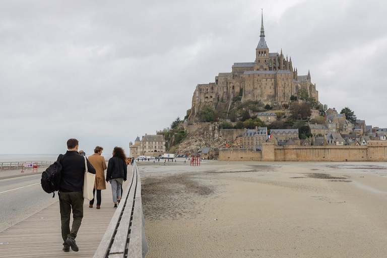 From Paris: Mont Saint-Michel Tour with Hotel Pickup Service Spanish Tour