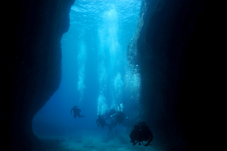 Oia: 2 Guided Scuba Dives off Santorini for Certified Divers