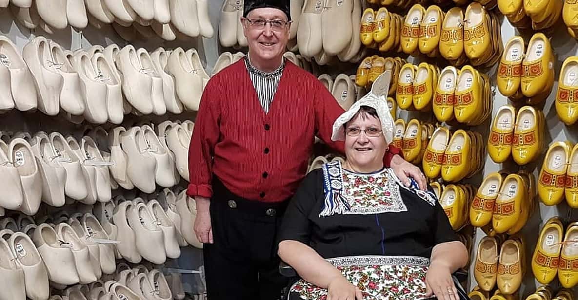 Afbeelding 2 van Volendam: Traditionele Kostuumfoto met Kaas & Klompentocht