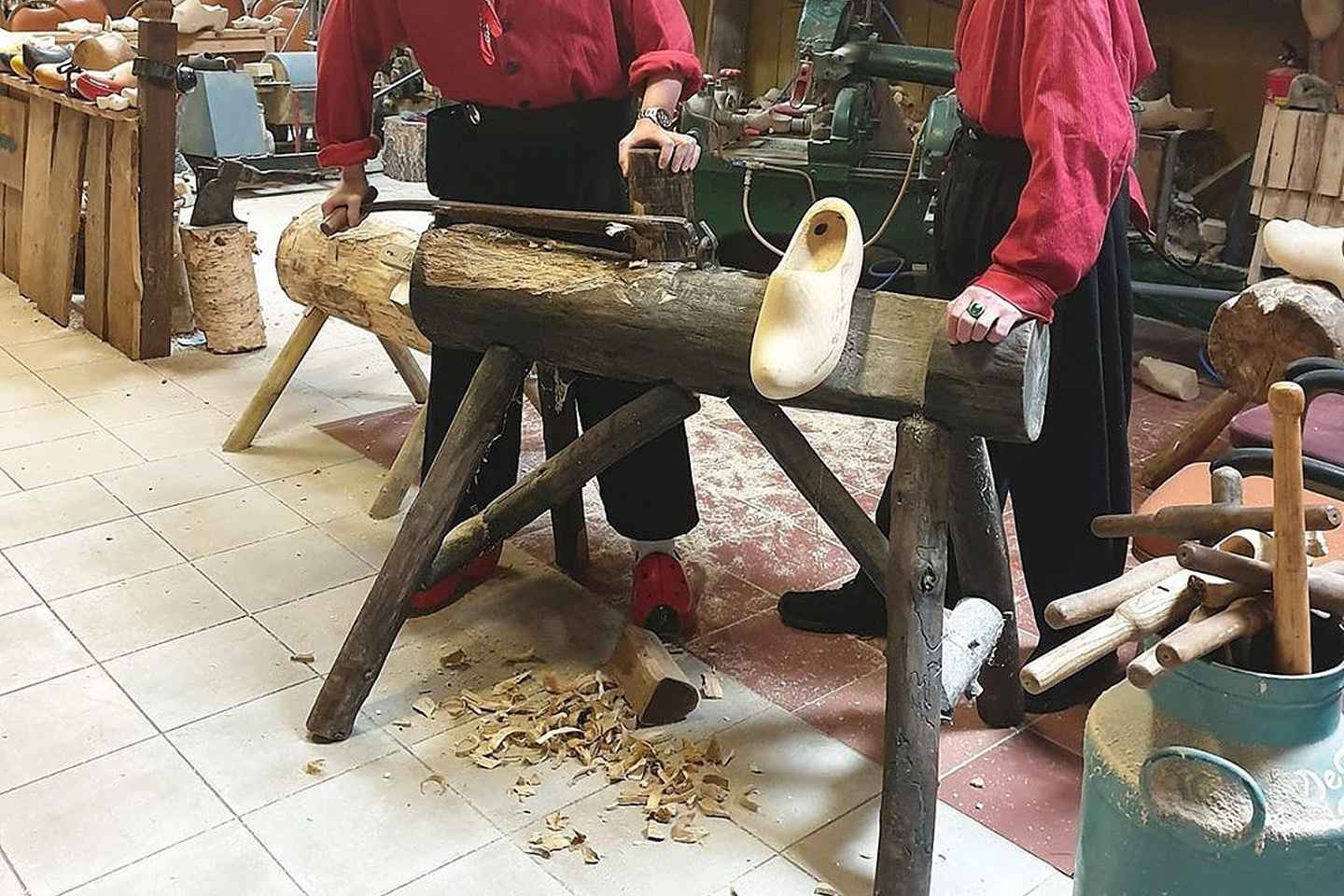 Volendam: 2-Hour Clogmaking Workshop and Cheese Tour - Volendam: 2-Hour Clogmaking Workshop and Cheese Tour