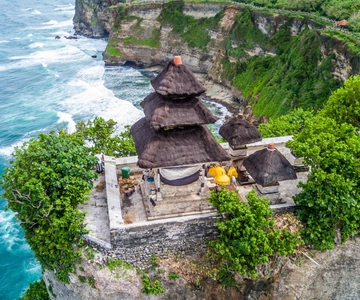 Bali: Uluwatu Temple, GWK, and Padang Beach Full-Day Tour