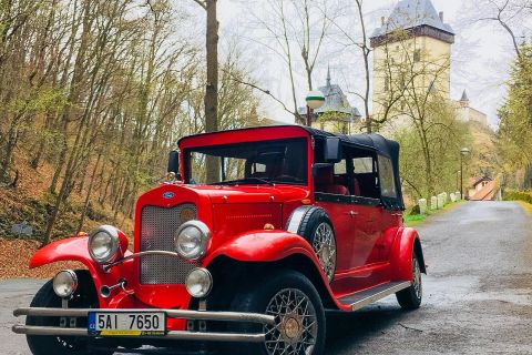Prag: Märchenschloss Karlstejn im Retro-Auto