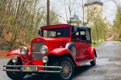 Praag: Sprookjesachtig kasteel Karlstejn in een auto in retrostijl