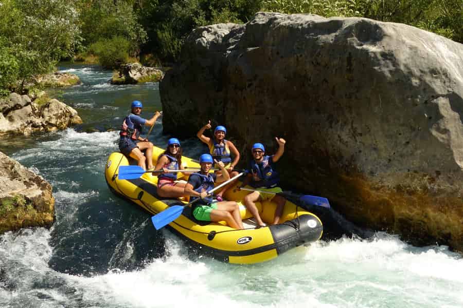 Fluss Cetina: Rafting-, Klippenspring- und Höhlenerkundungstour. Foto: GetYourGuide Fluss Cetina: Rafting-, Klippenspring- und Höhlenerkundungstour. Foto: GetYourGuide