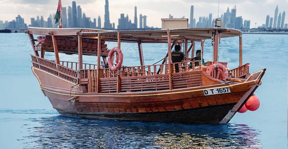 Dubai: Burj Khalifa Sonnenuntergang auf einer Abra