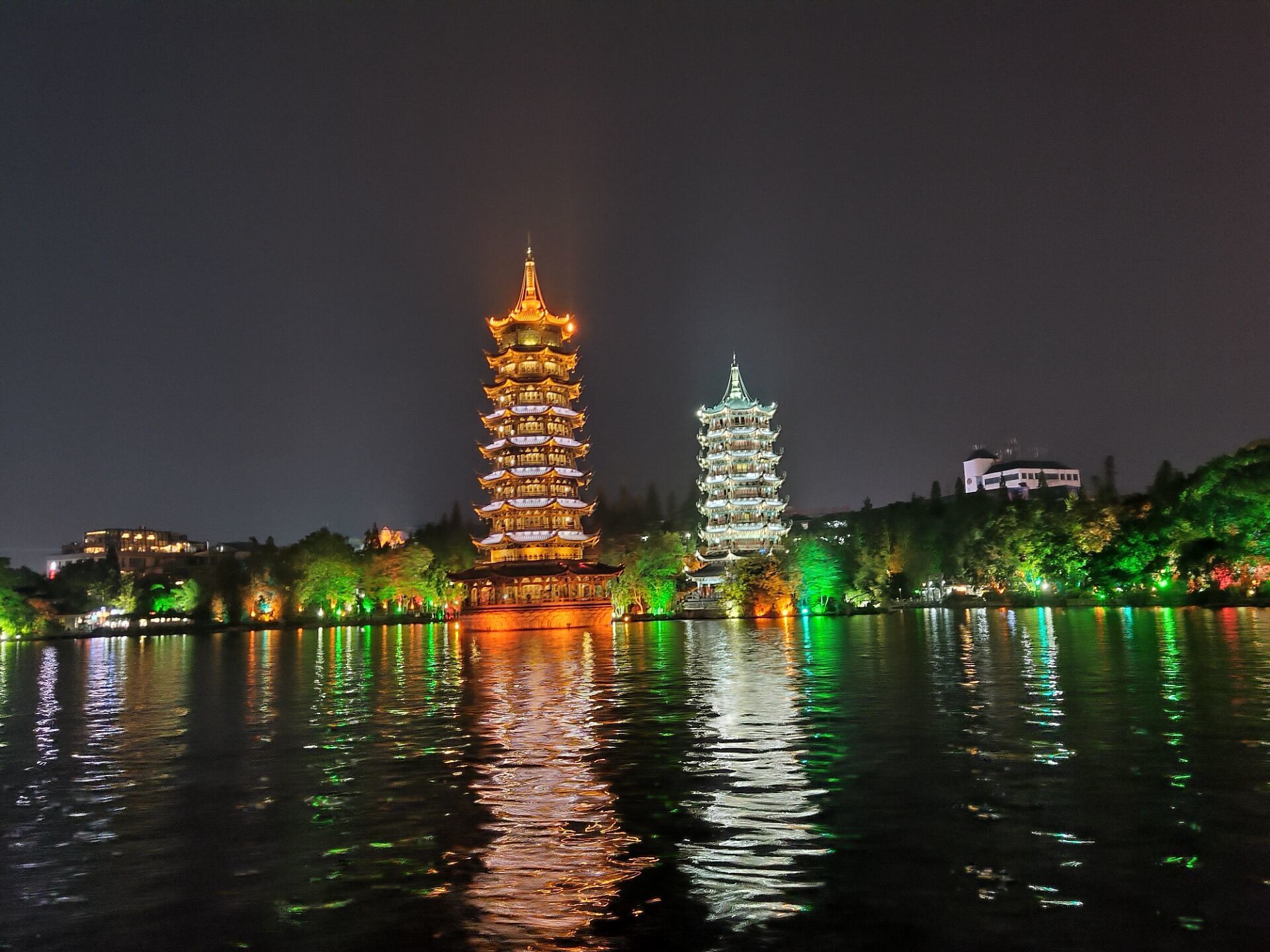 Guilin: Vier-Seen-Nachtkreuzfahrt mit Hin- und Rücktransfer
