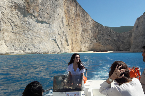 Porto Vromi: privéboottocht Navagio-strand & Blauwe GrottenOphaalservice bij je hotel