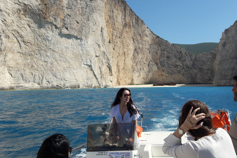 Porto Vromi: privat båttur till Navagio-stranden och de blå grottornaHämtning från hotellet