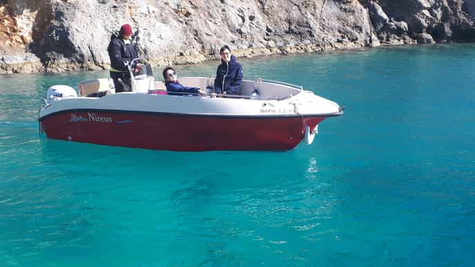 porto vromi tour privado en barco por la playa de navagio y las cuevas azules