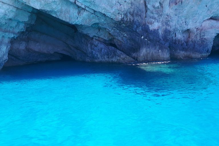 Porto Vromi: Navagio Beach &amp; Blue Caves Private Boat TourColeta no local do ponto de encontro