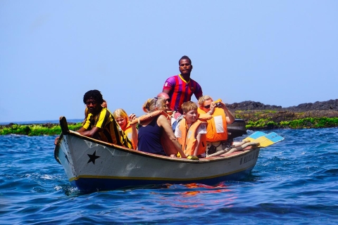 Desde Praia: viaje en barco por la bahía de Tarrafal y día de playaTour grupal compartido