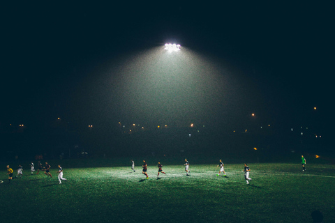 Ciesz się meczem piłki nożnej na stadionie w Barranquilli