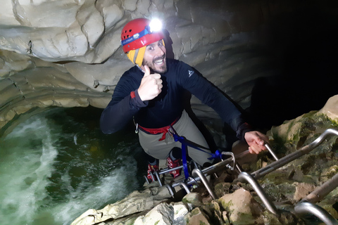 Christchurch: Cave Stream &amp; Castle Hill TourKleingruppentour mit Hotelabholung