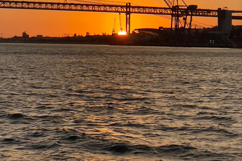 Lisboa:Sunset Sailing Tour at Tagus River with welcome drink