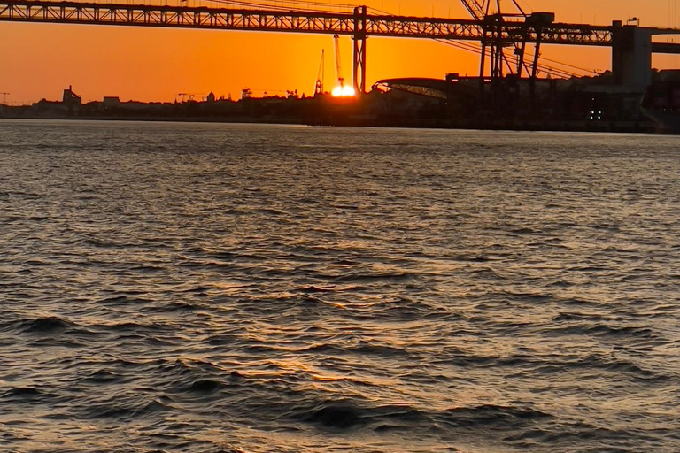 Lisboa:Sunset Sailing Tour at Tagus River with welcome drink