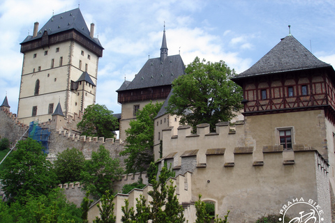 Passeio de bicicleta pelo campo até o Castelo de Karlstejn.Excursão de bicicleta de dia inteiro ao Castelo Karlstejn de Praga